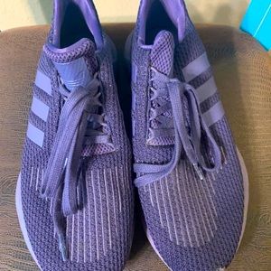 Like new women’s purple athletic shoes